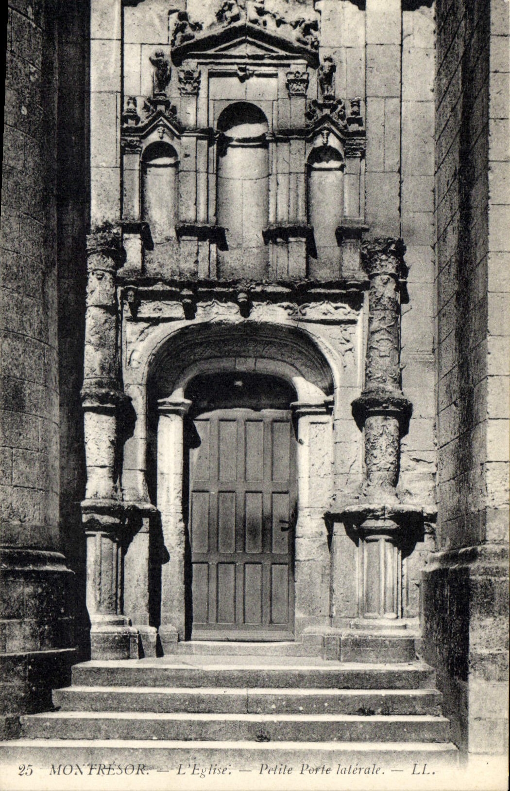 CPA Montresor L'Eglise Petite Porte laterale 