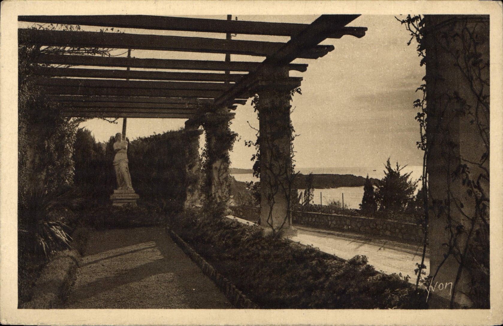 CPA La Douce France Cote d'Azur Pergola sur le Littoral 