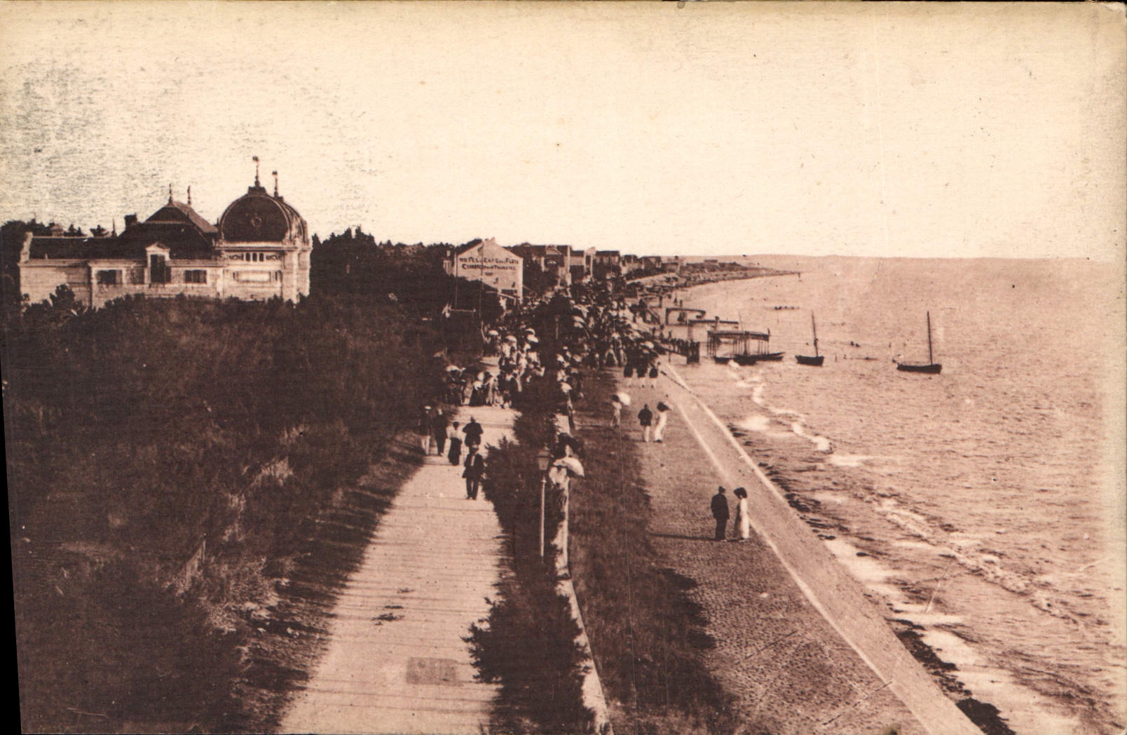 CPA Chatelaillon Vue panoramique de la Plage et du Casino 