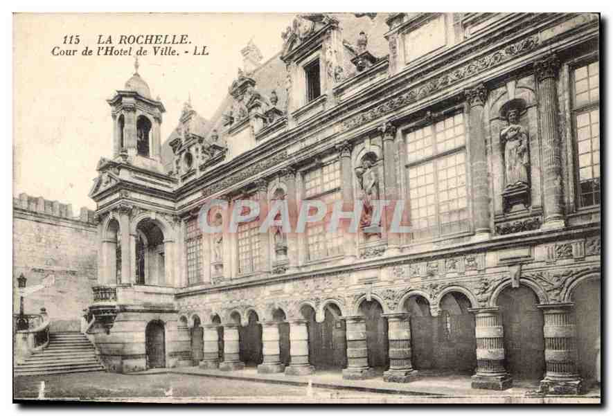 CPA La Rochelle Cout de l'Hotel de Ville 