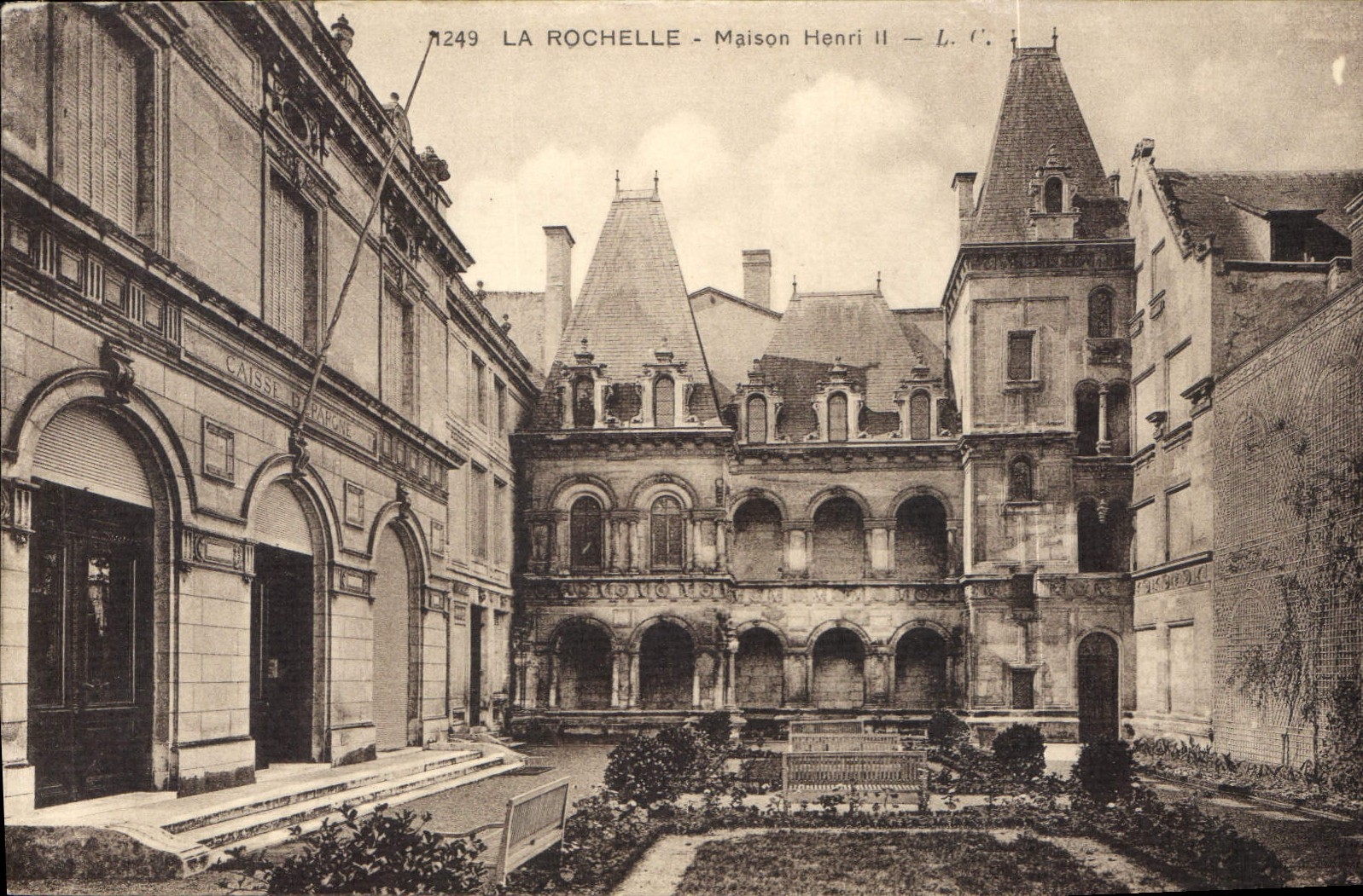 CPA La Rochelle Maison Henri II 