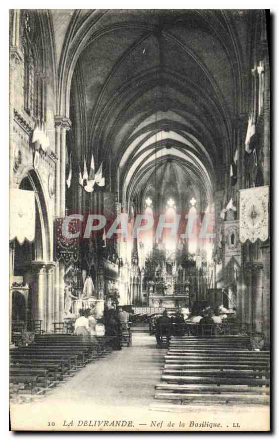 CPA La Delivrande Nef de la Basilique 