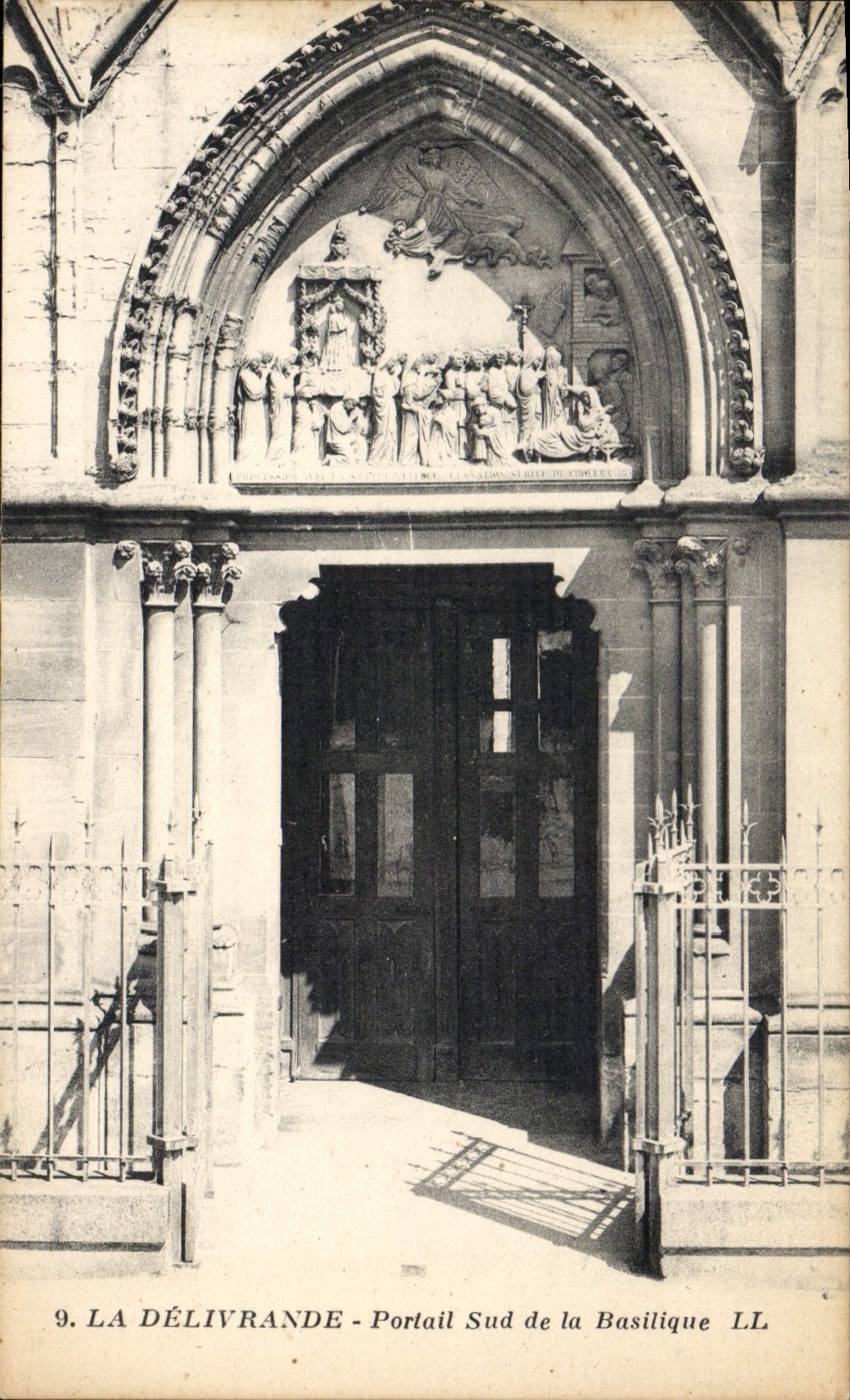 CPA La Delivrande Portail Sud de la Basilique 