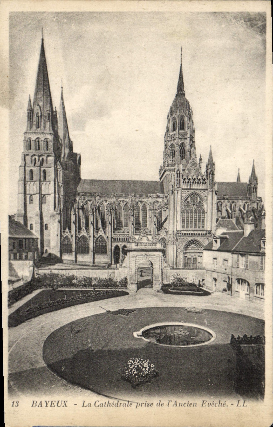 Bayeux - La Cathédrale prise de l'Ancien Evêché - LL