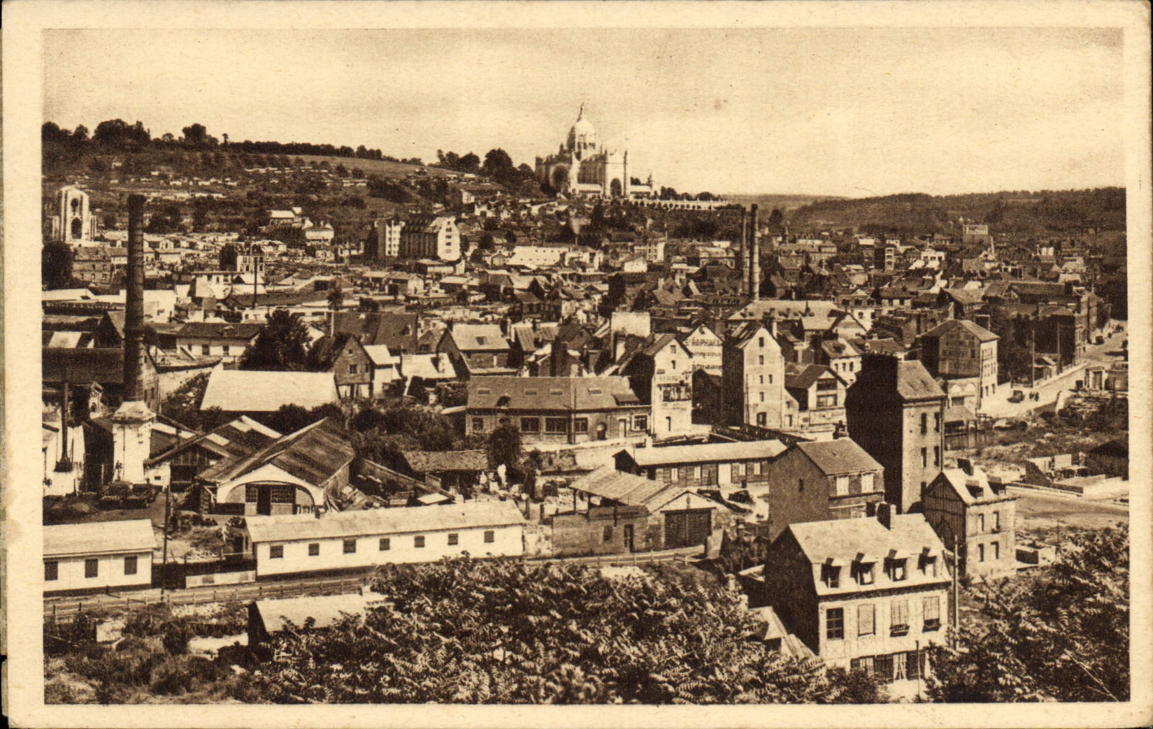 Lisieux — Vue générale, au fond la Basilique — CP DES ARTS PHOTOMECHANIQUES, PARIS
