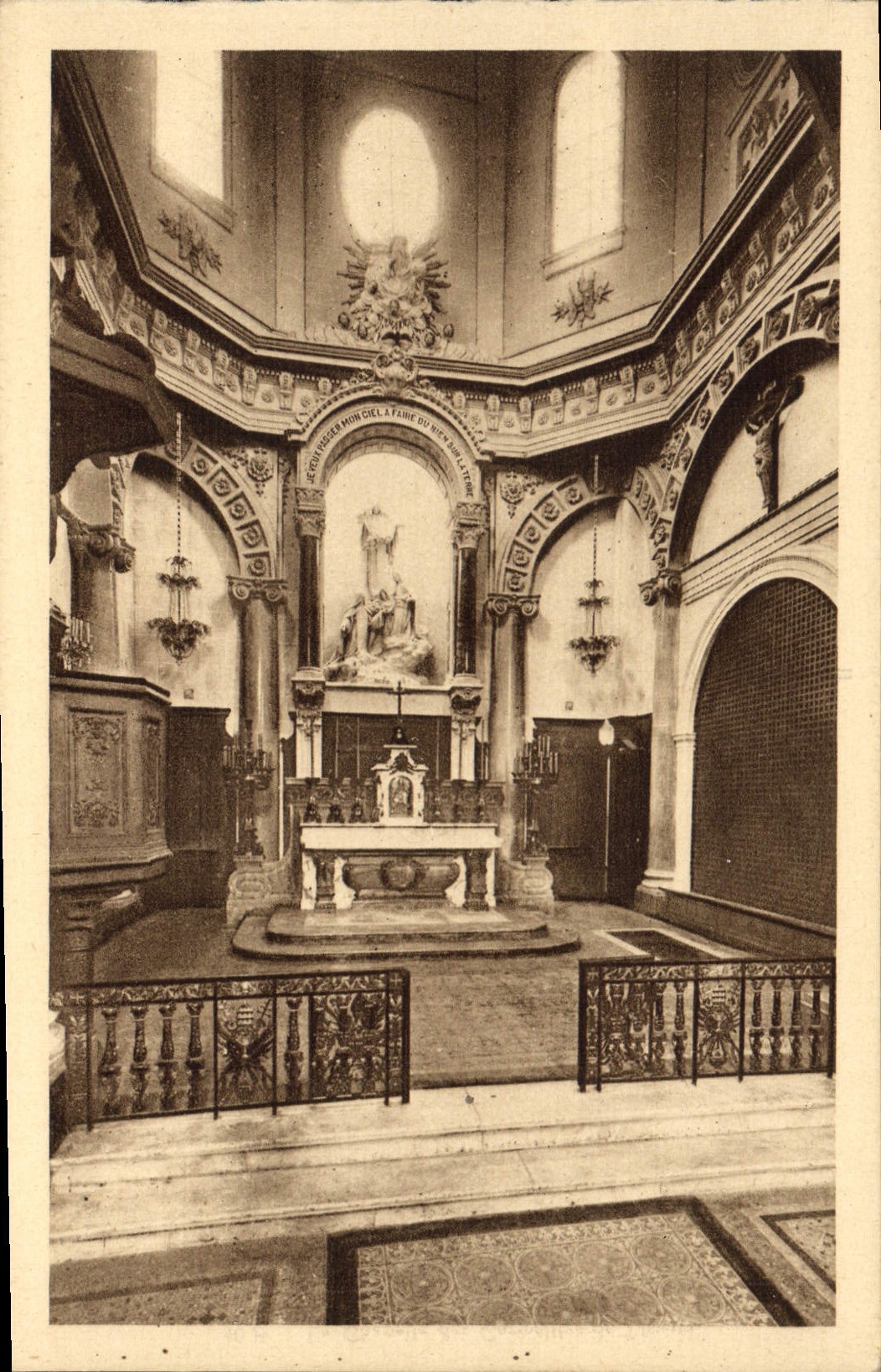 La Chapelle des Carmélites de Lisieux — Le Sanctuaire — Grille du chœur des religieuses
