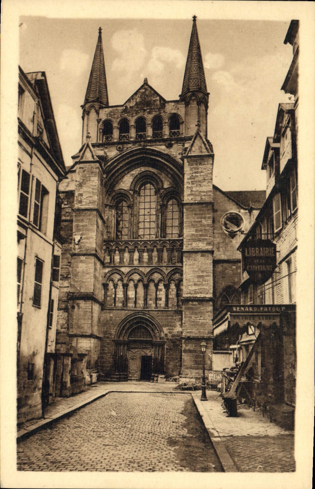 Lisieux — Portal der Kathedrale Saint-Pierre — Buchhandlung Renard-Fatout