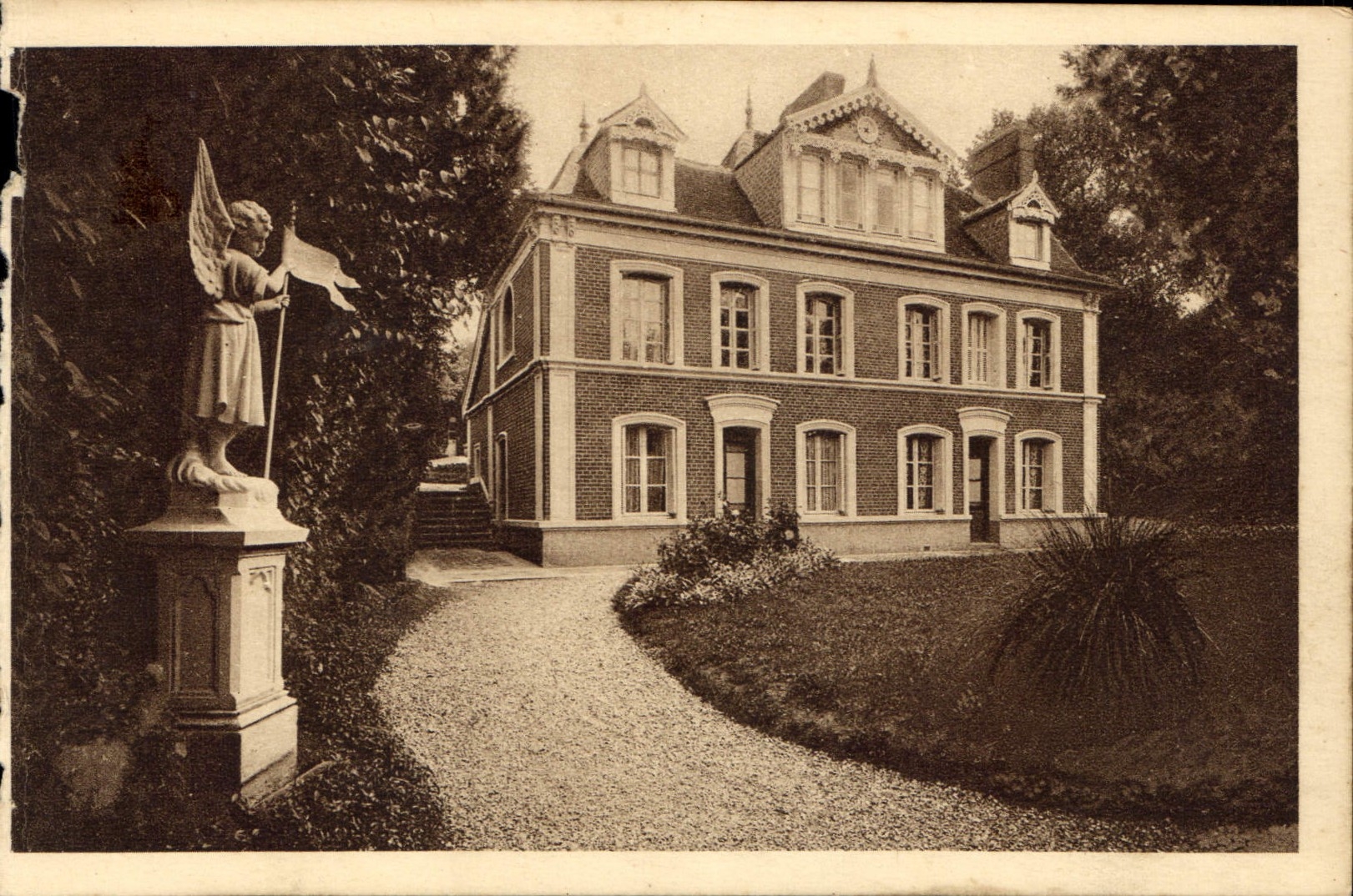 Les Buissonnets — Façade d'entrée — éditeur non identifié