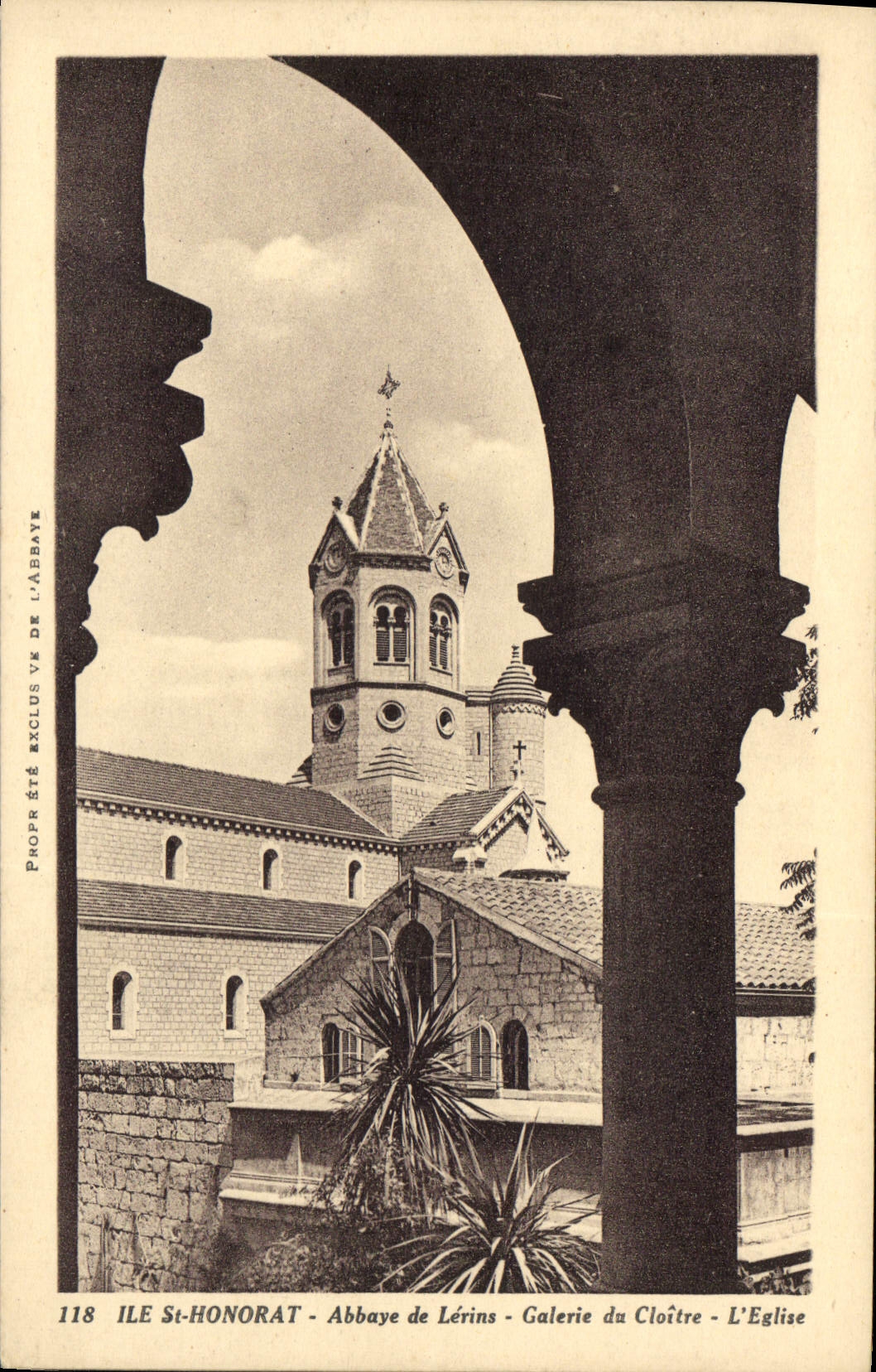 CPA Ile St Honorat Abbaye de Lerins Galerie de Cloitre L'Eglise 