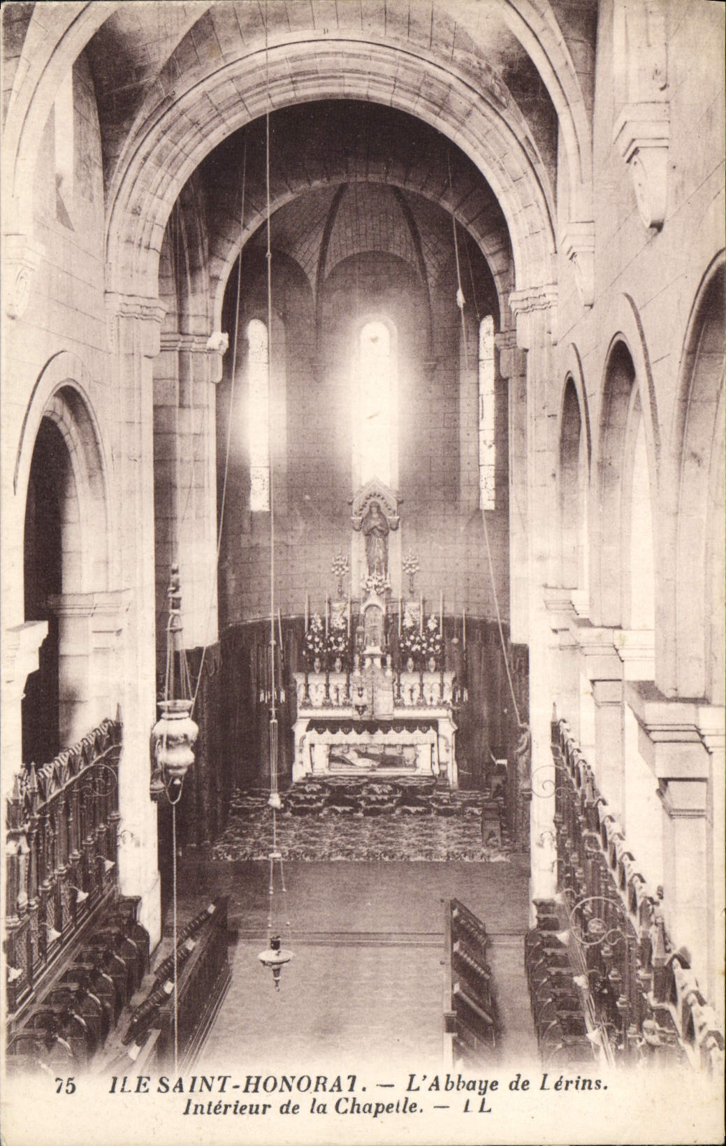 CPA Ile Saint Honorat L'Abbaye de Lerins Interieur de la Chapelle 