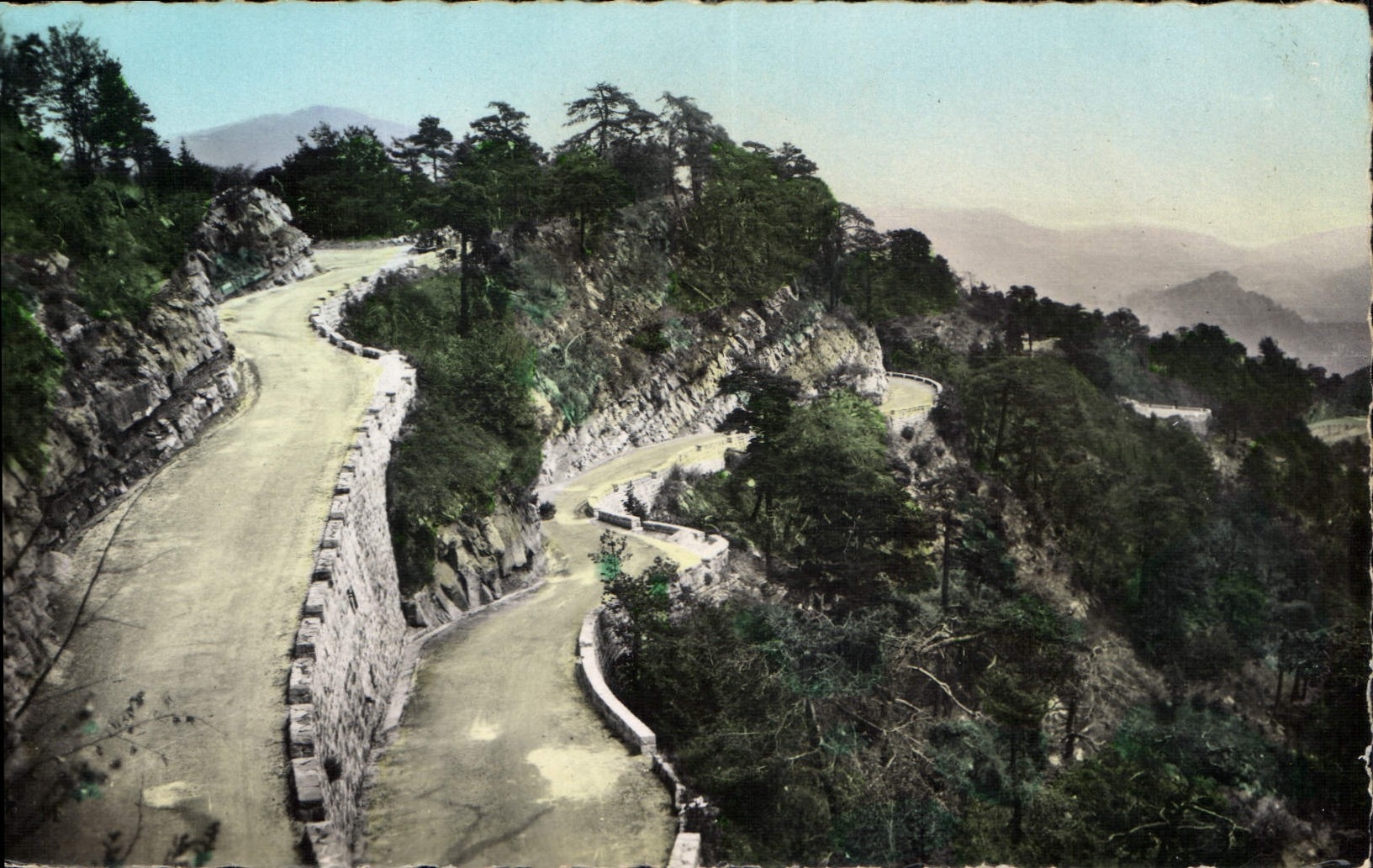 Route sinueuse en montagne — Peïra-Cava (A.-M.) alt. 1500 m. — Coll. Roussel — Fabrication Véritable