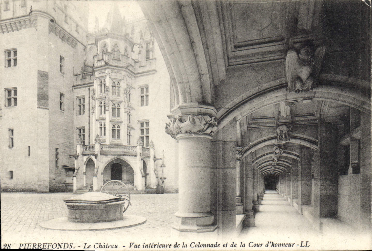 Pierrefonds - Le Château - Vue intérieure de la Colonnade et de la Cour d'honneur - LL