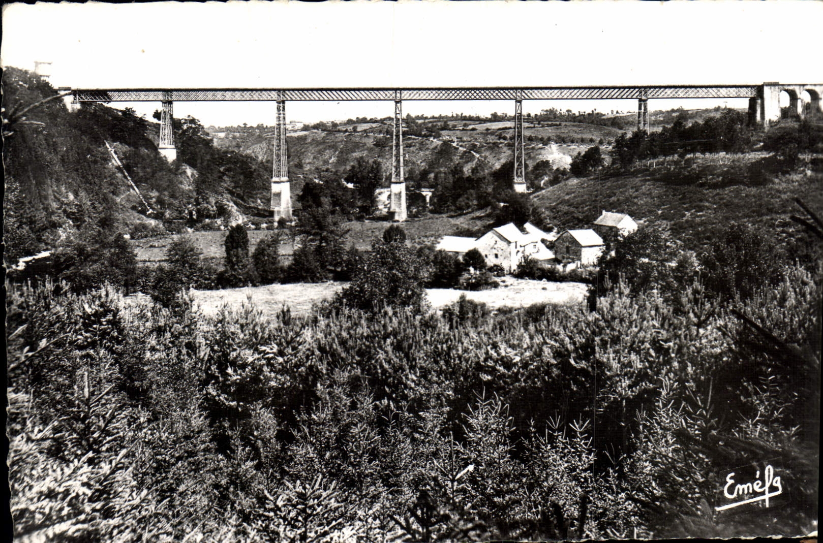 Viaduc de Bussseau-sur-Creuse — Magnifique viaduc de 56 m de haut et 300 m de long enjambant la vallée de la Creuse — Éditeur Mothe frères, Aubusson