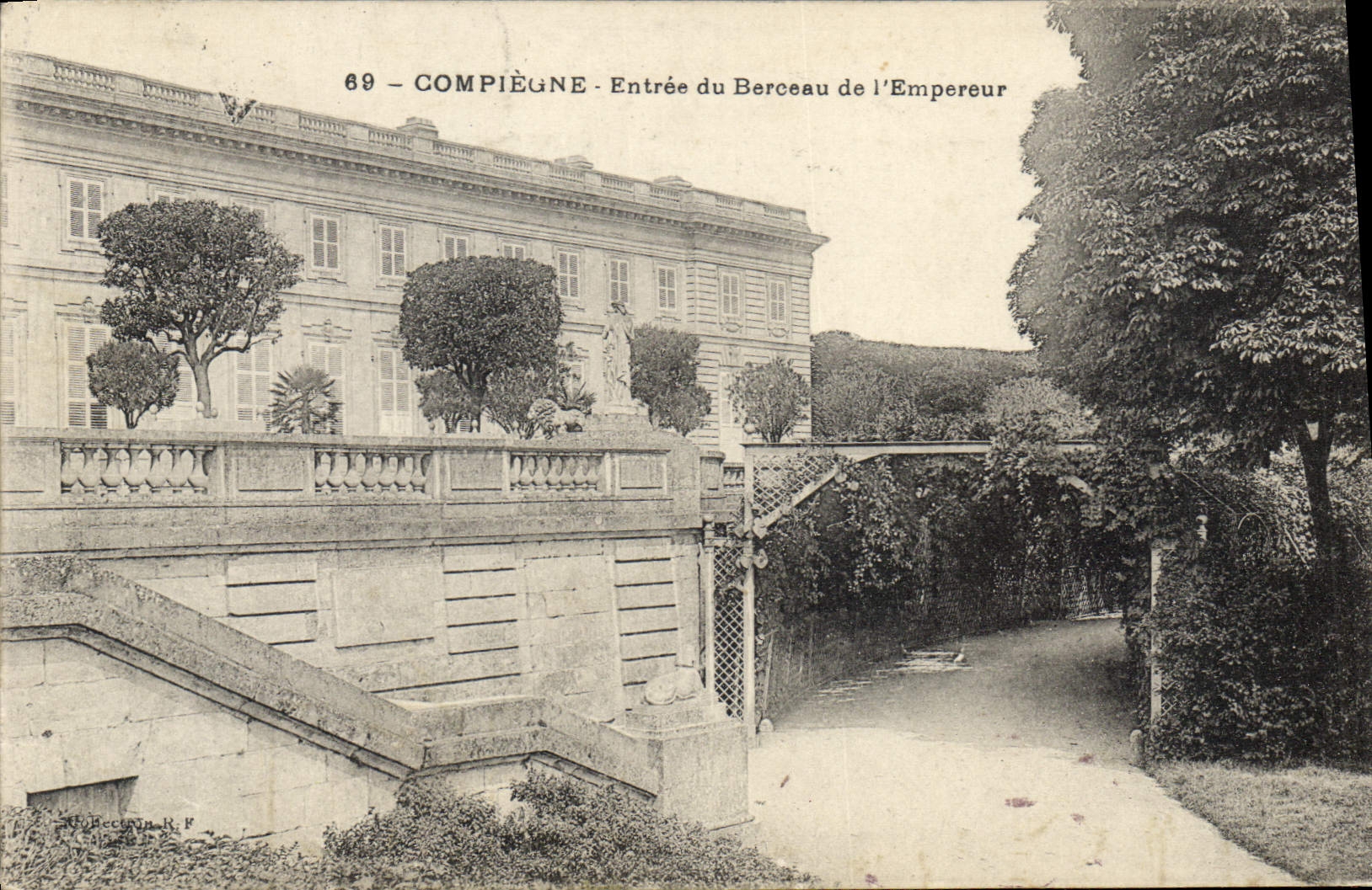 CPA Compiegne Entree du Berceau de l'Empereur 