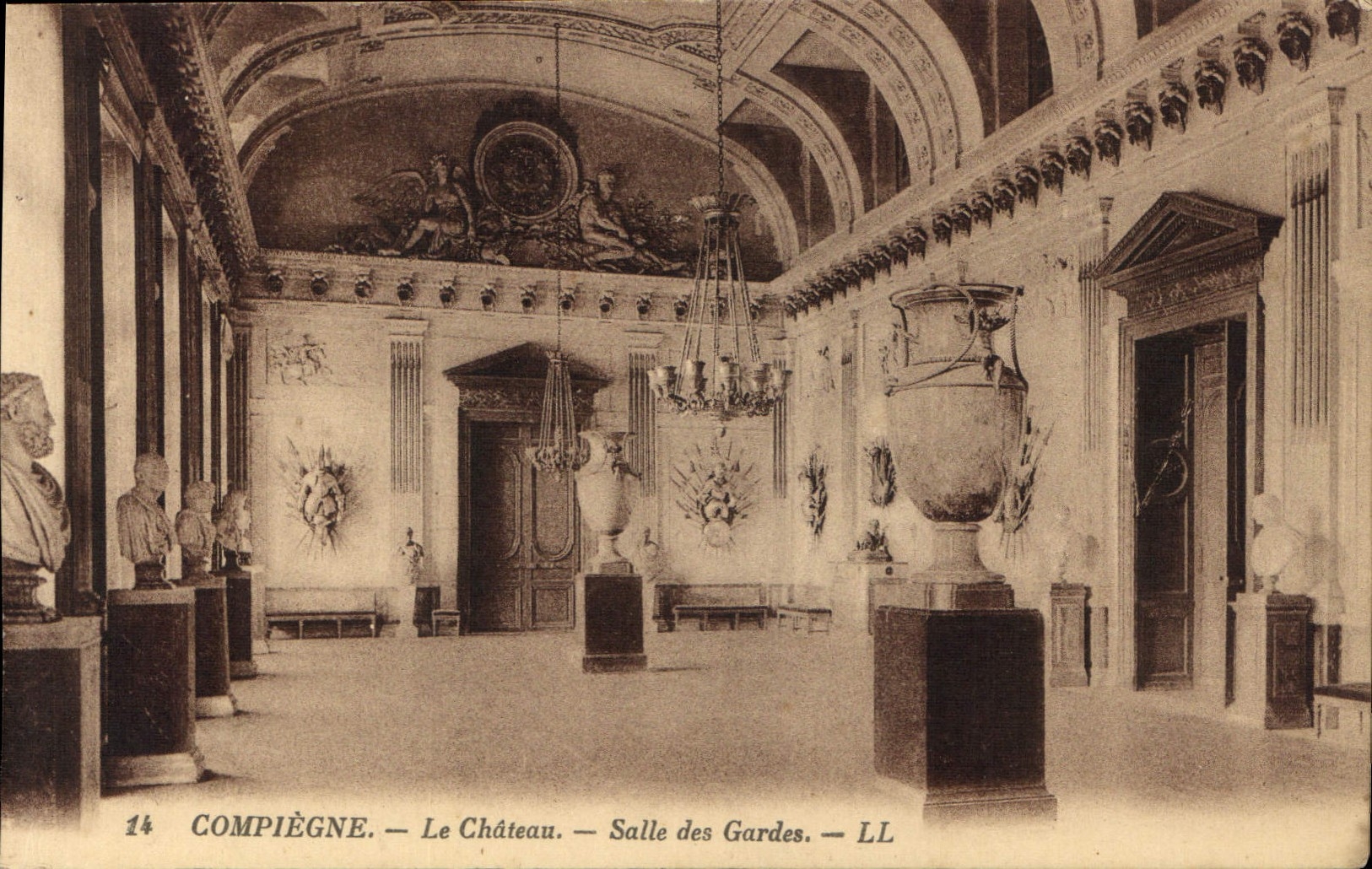 CPA Compiegne le Chateau Salle des Gardes 