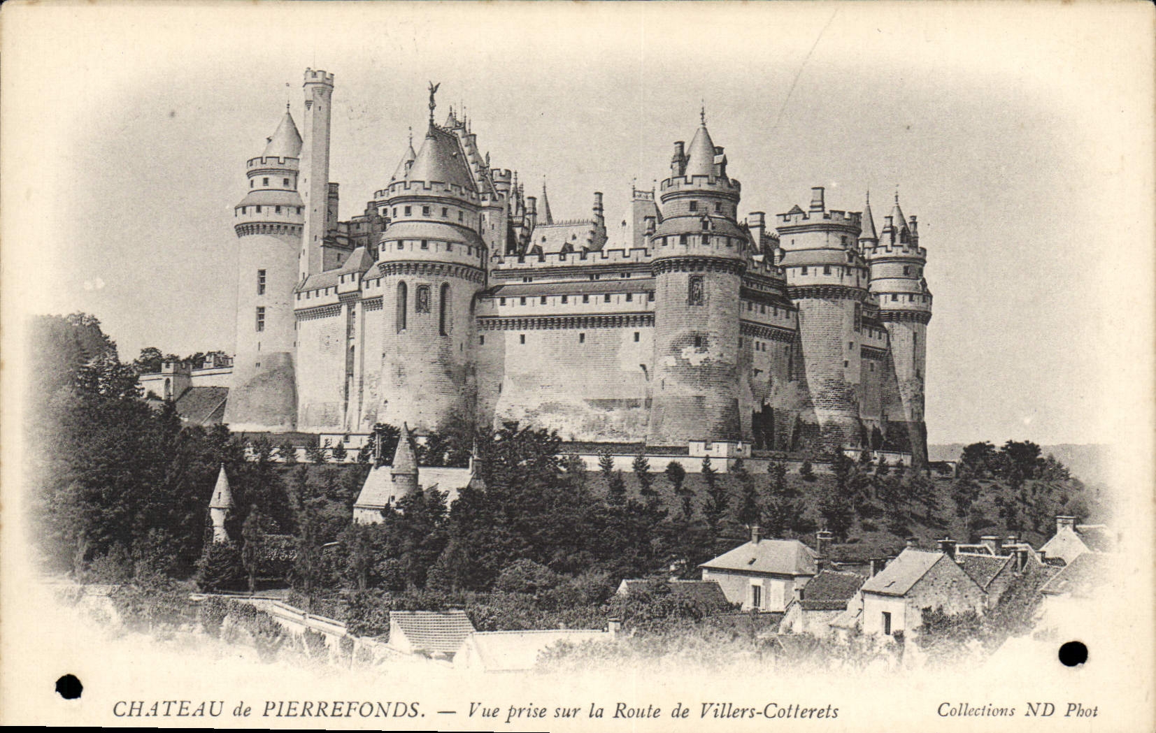 Château de Pierrefonds — Vue prise sur la Route de Villers-Cotterets — Collections ND Phot