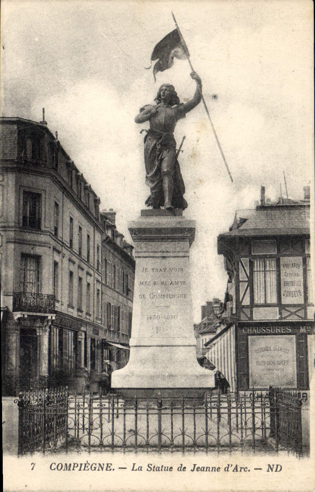 CPA Compiegne La Statue de Jeanne D'Arc 