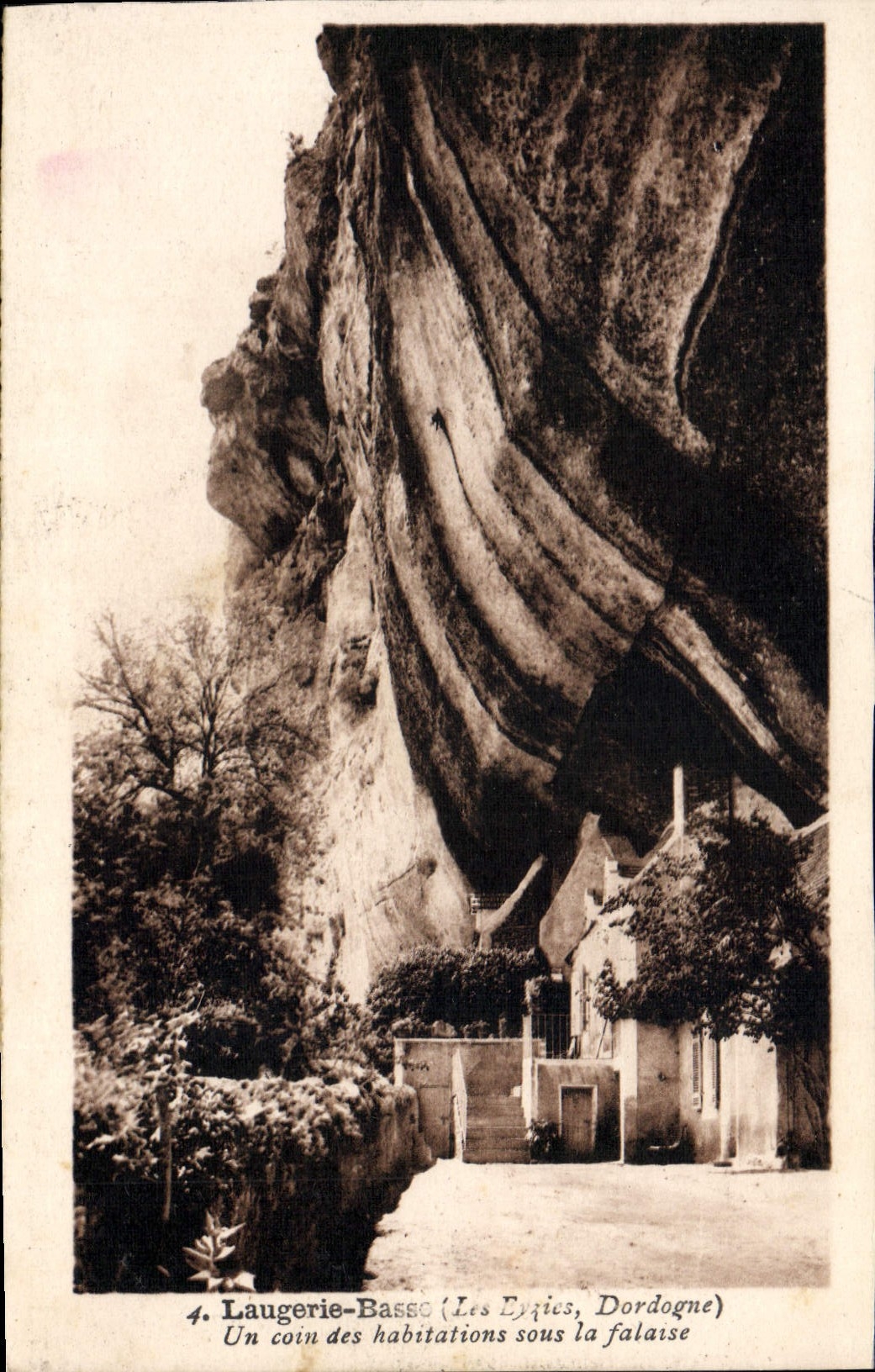 CPA Laugerie Basse les Eyzies Dordogne Un coin des habitations sous la falaise 