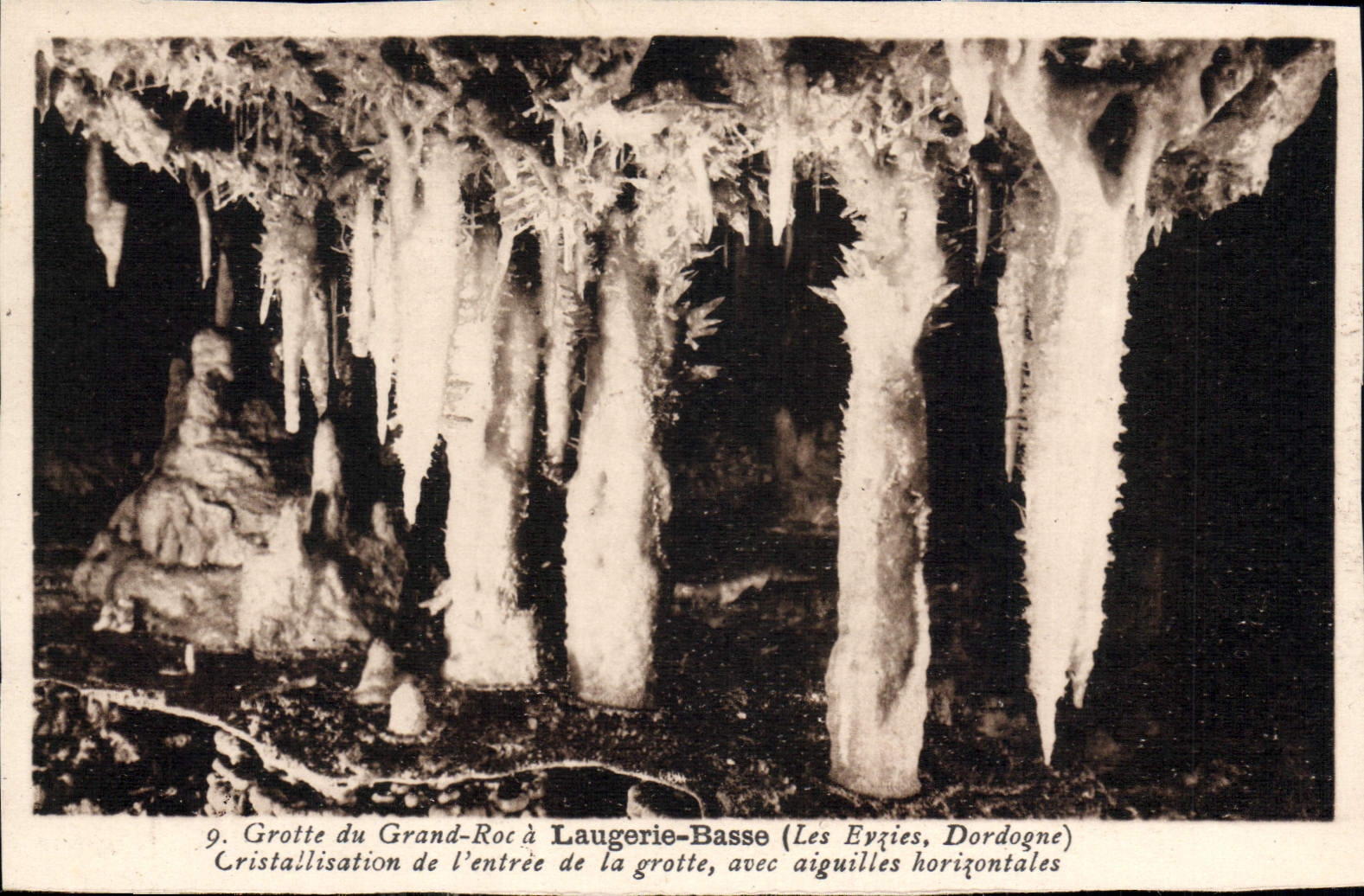 Grotte du Grand-Roc à Laugerie-Basse (Les Eyzies, Dordogne) — Cristallisation de l'entrée de la grotte, avec aiguilles horizontales — n°9