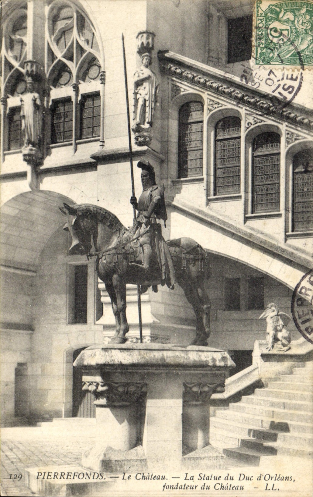 Pierrefonds — Le Château — La Statue du Duc d'Orléans, fondateur du Château — LL. — N° 129