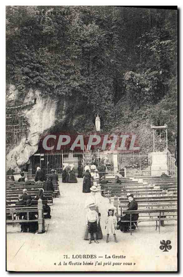 CPA Lourdes La Grotte A la Grotte Benie j'ai prie pour vous 