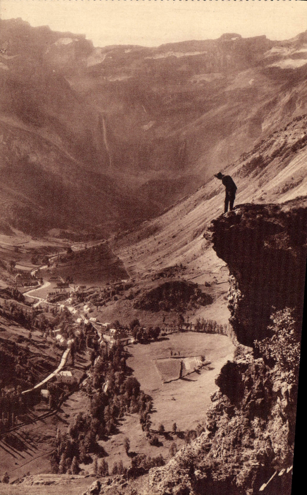 CPA Gavarnie Vue d'Ensemble au fond le Cirque et la Grande Cascade 