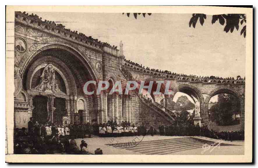 CPA Lourdes Hautes Pyrenees La Basilique Pandant la Benediction 