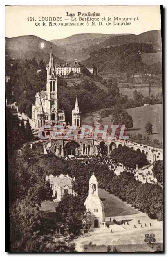 CPA Lourdes La Basilique et le Monument de la Reconnaissance a N D de Lourdes 