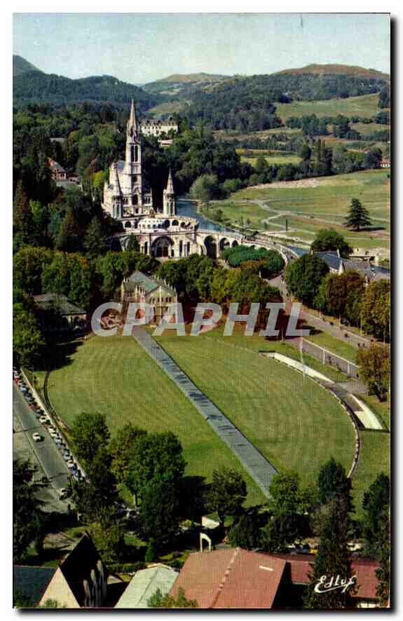 CPA Lourdes La Basilique et la Basilique Souterraine St Pie X 