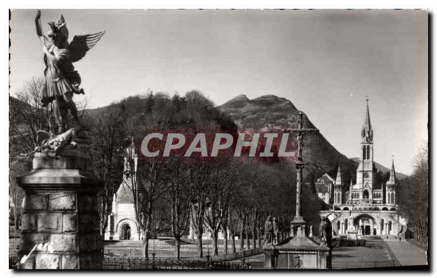 CPA Lourdes Statue de Saint Michel Calvaire Breton et la Basilique 