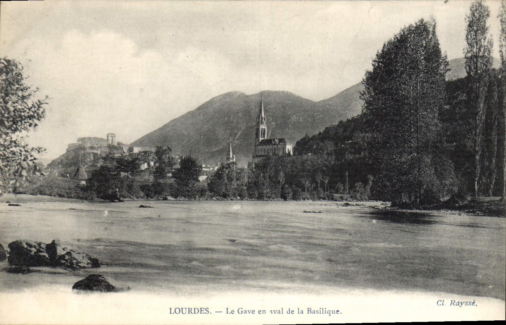 CPA Lourdes Le Gave en aval de la Basilique 