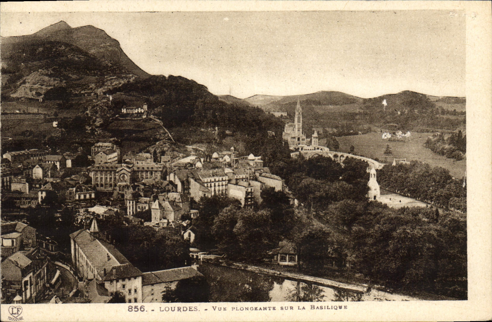 CPA Lourdes Vue Plongeante sur la Basilique 