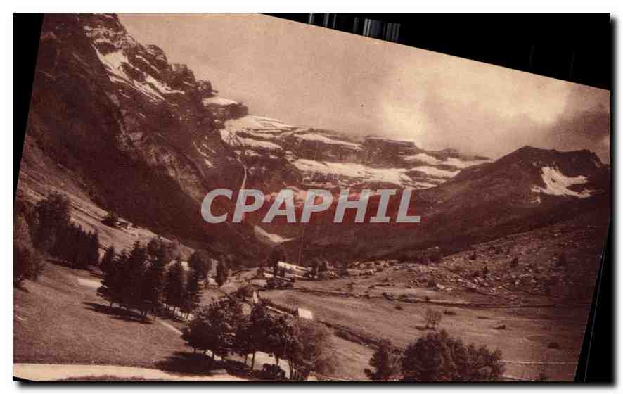 CPA Gavarnie Vue Panoramique de la Vallee et du Cirque au Fond la grande Cascade 