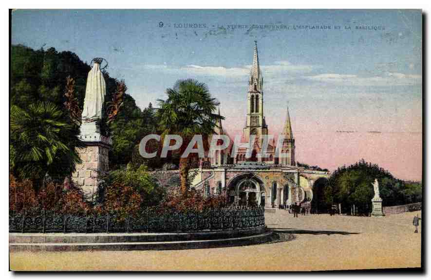 CPA Lourdes L'Esplanade et la Basilique 