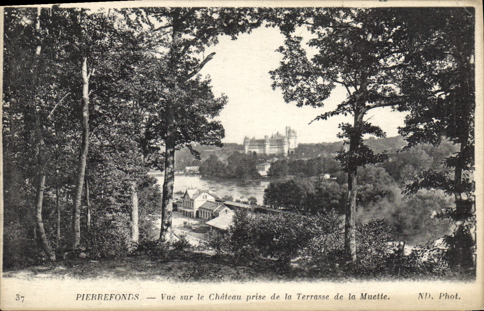 PIERREFONDS — Vue sur le Château prise de la Terrasse de la Muette — ND. Phot.