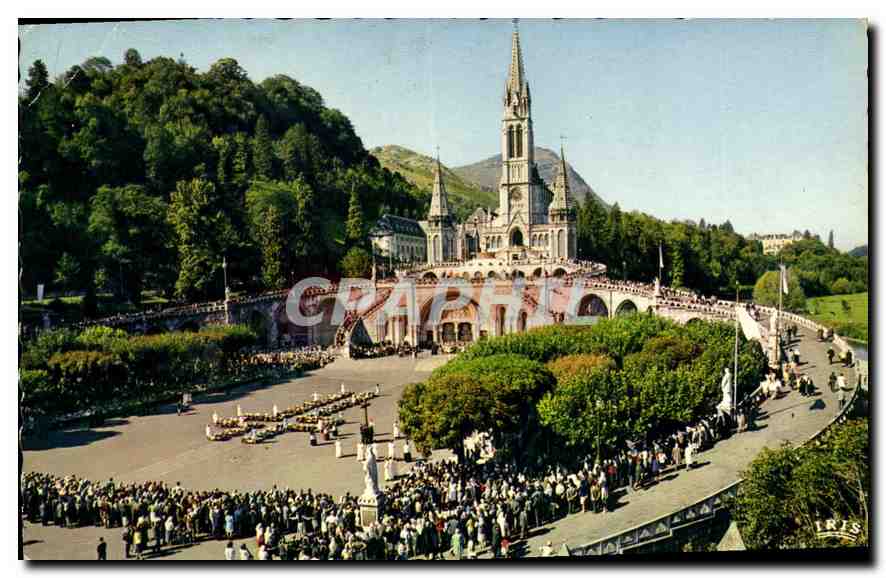 CPA Lourdes Les Malades Assistant au Chemin de Croix 