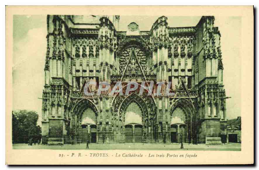 CPA Troyes La Cathedrale Les Trois Portes en Facade 