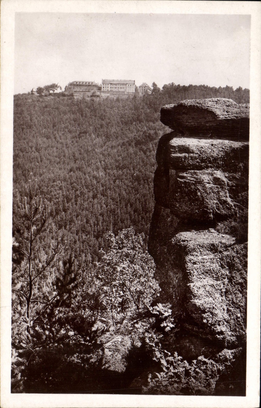 CPA La Belle Alsace Le Couvent du Mont Sainte Odile Vue du Rocher du Stollhalen 