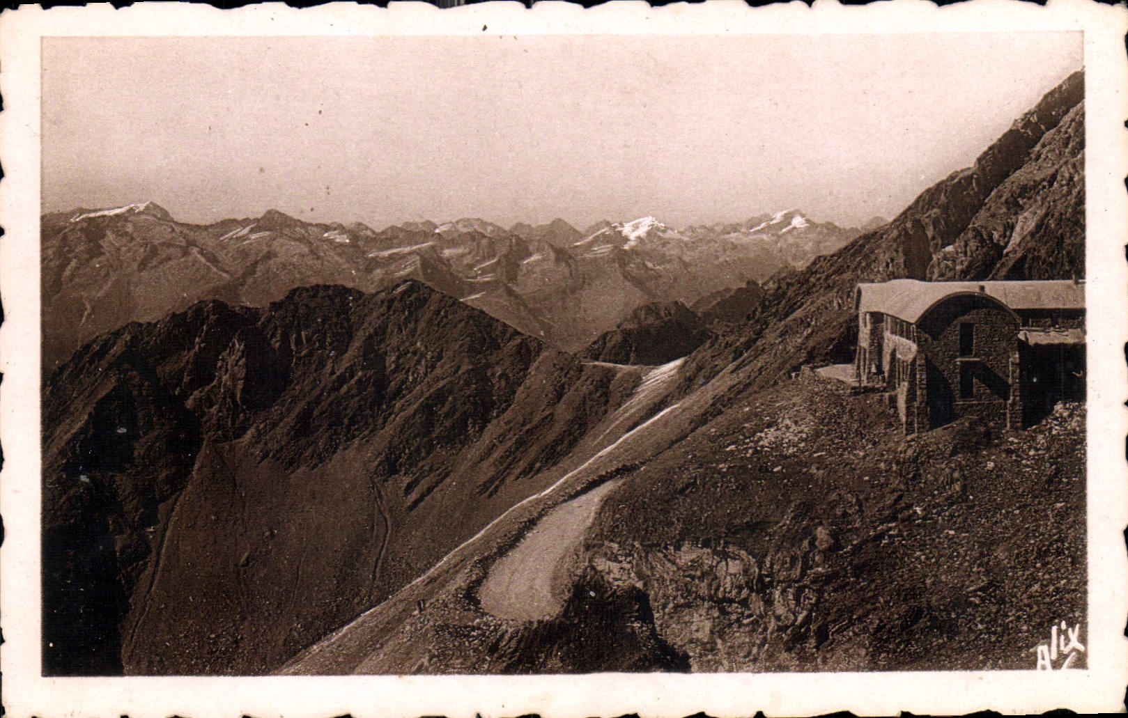 Pic du Midi de Bigorre (2877 m.) — Les Pyrénées — L'Hôtellerie des Laquets et la Chaîne des Pyrénées — Éditions Mix - Bigorre-Bigorre (H.P.)