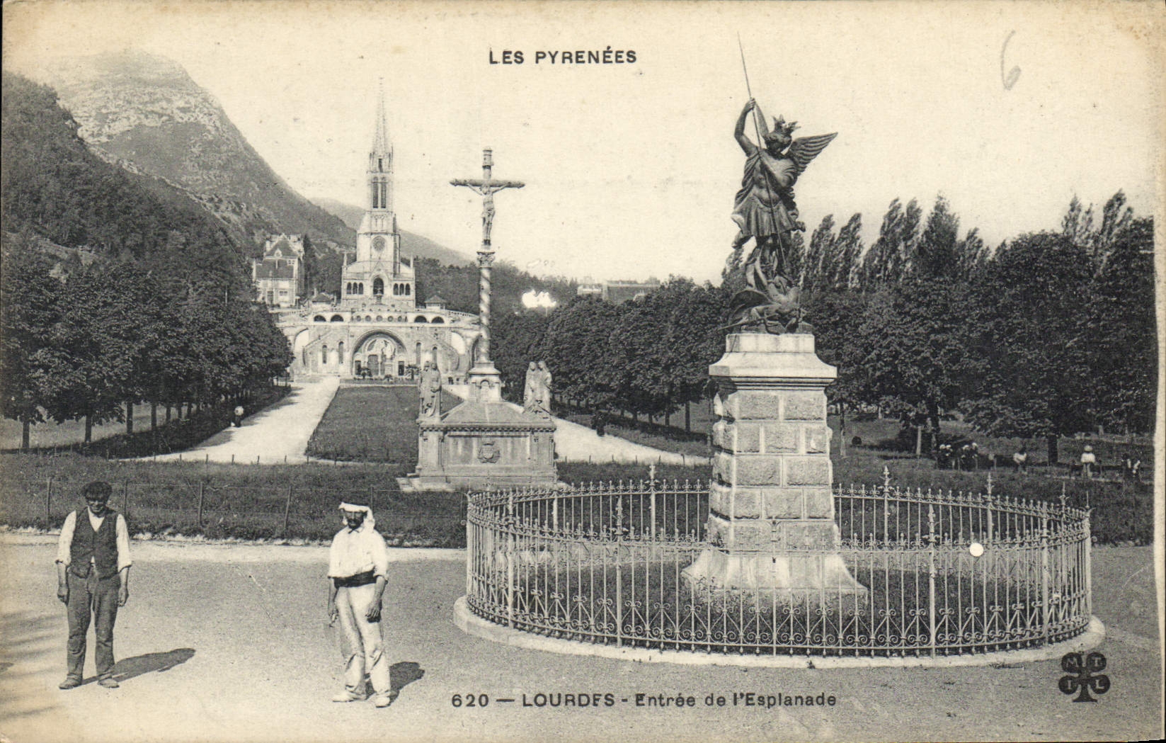 Lourdes — Entrée de l'Esplanade — Les Pyrénées, éditeur N.D.P. n°620