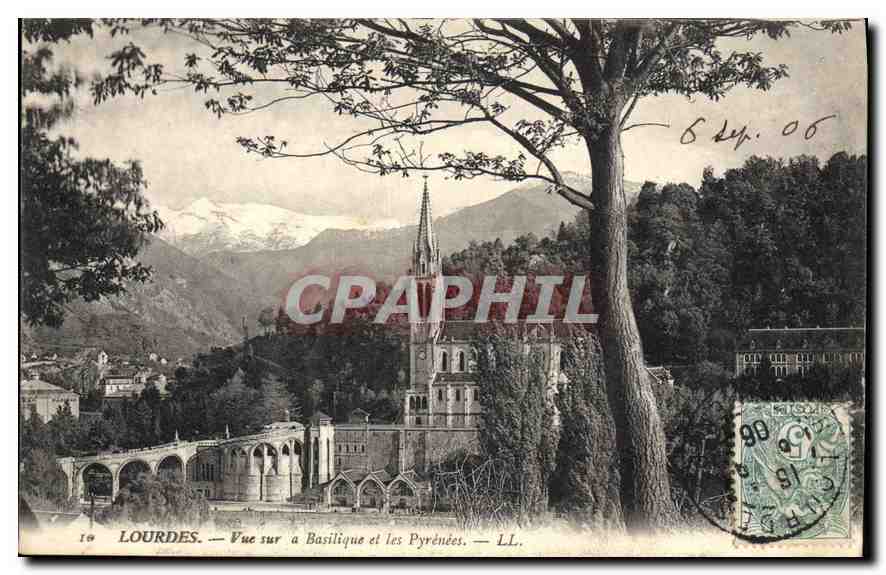 CPA Lourdes Vue sur a Basilique et les Pyrenees 