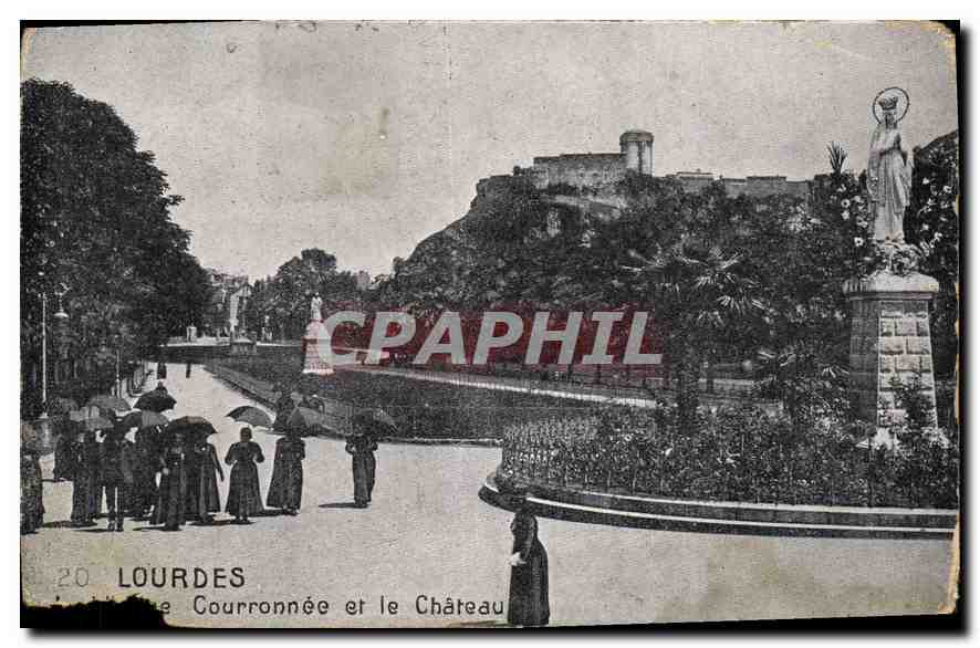 CPA Lourdes Courronnee et le Chateau 
