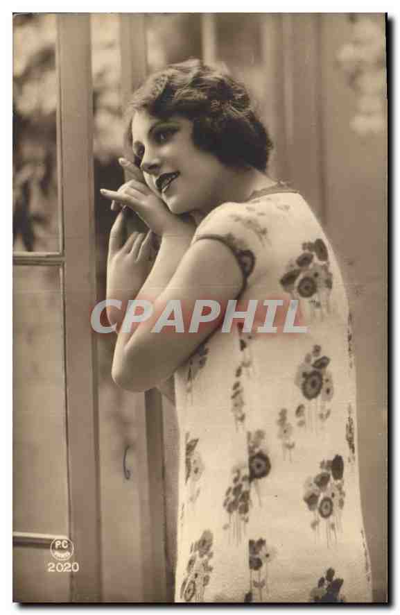 Jeune femme en robe à motifs floraux — Paris — P-C Paris