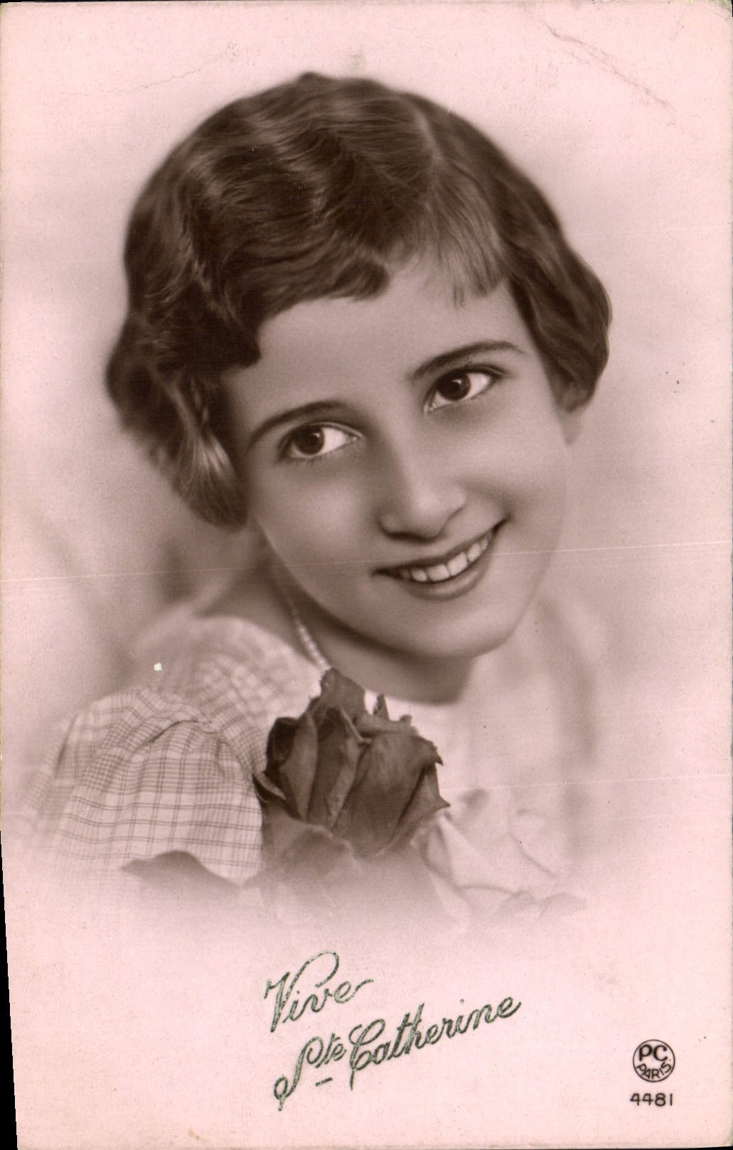 Jeune fille souriante — avec rose — éditeur P-C Paris n° 4481
