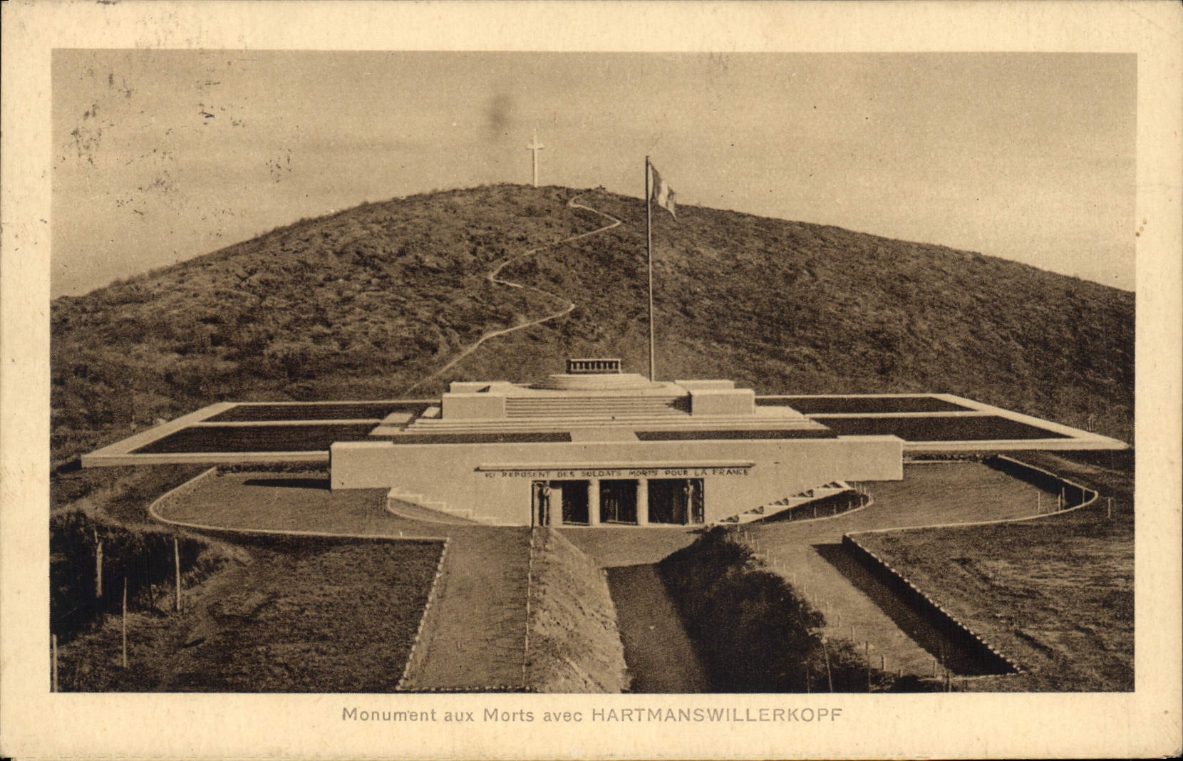 CPA Monument aux Morts avec Hartmanswillerkopf 
