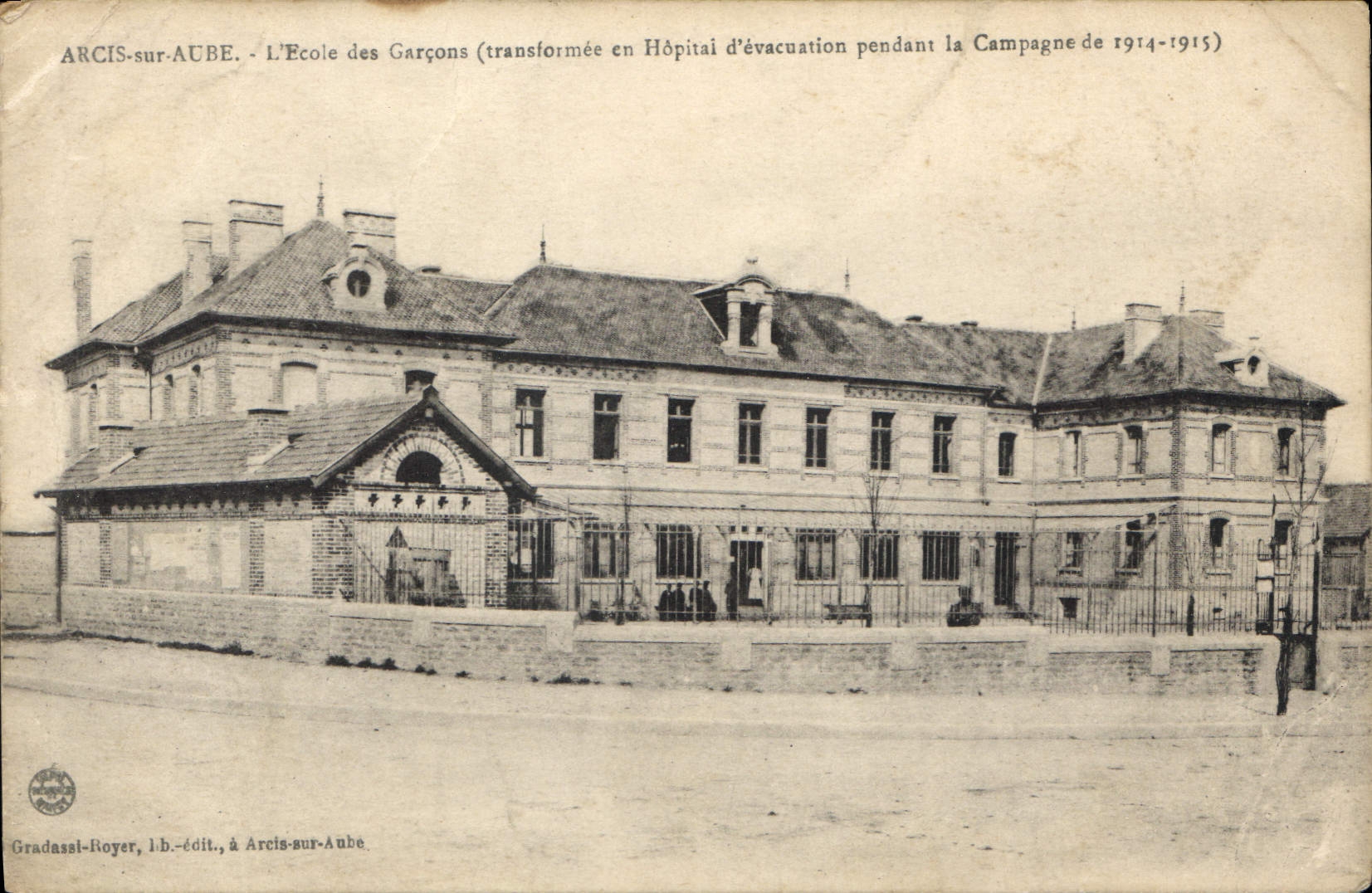 CPA Arcis sur Aube l'Ecole des Garcons Transformee en Hopital d'Evacuation Pendant la Campagne de 19