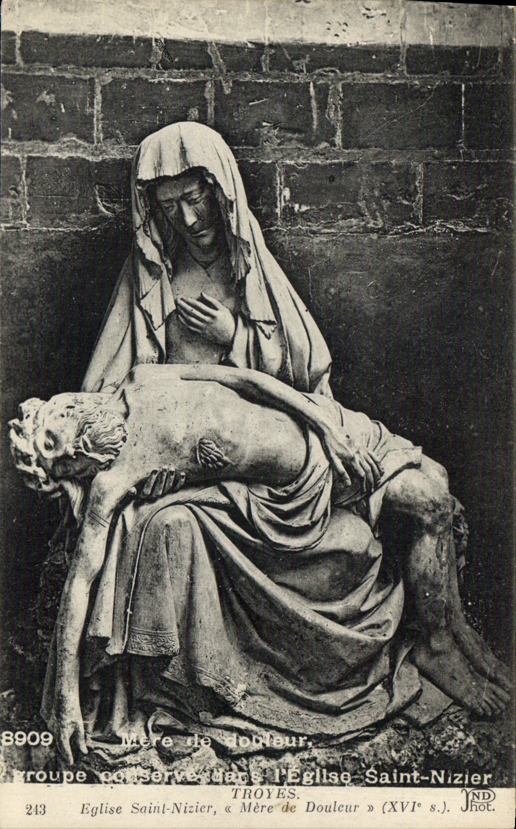 Mère de Douleur — statue de la Vierge aux pieds du Christ mort — église Saint-Nizier, Troyes (XVIe s.)