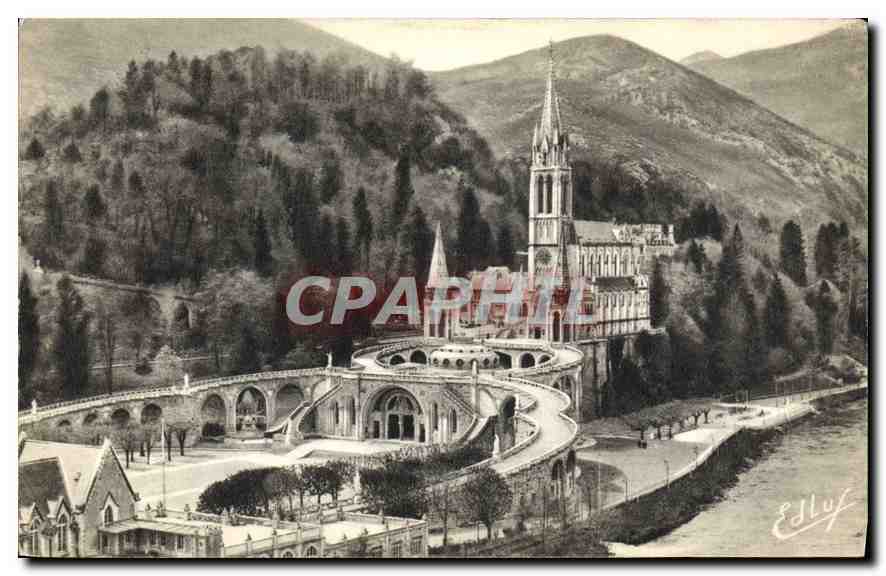 CPA Lourdes Vue d'Ensemble sur la Basilique 