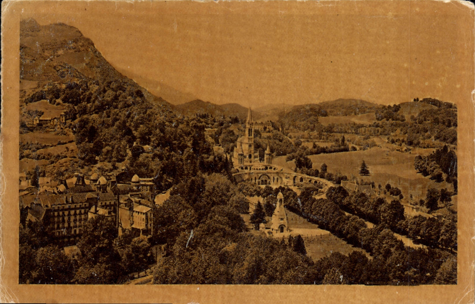 CPA Lourdes Vue d'Ensemble sur la Basilique et le Calvaire prise du Chateau Fort 