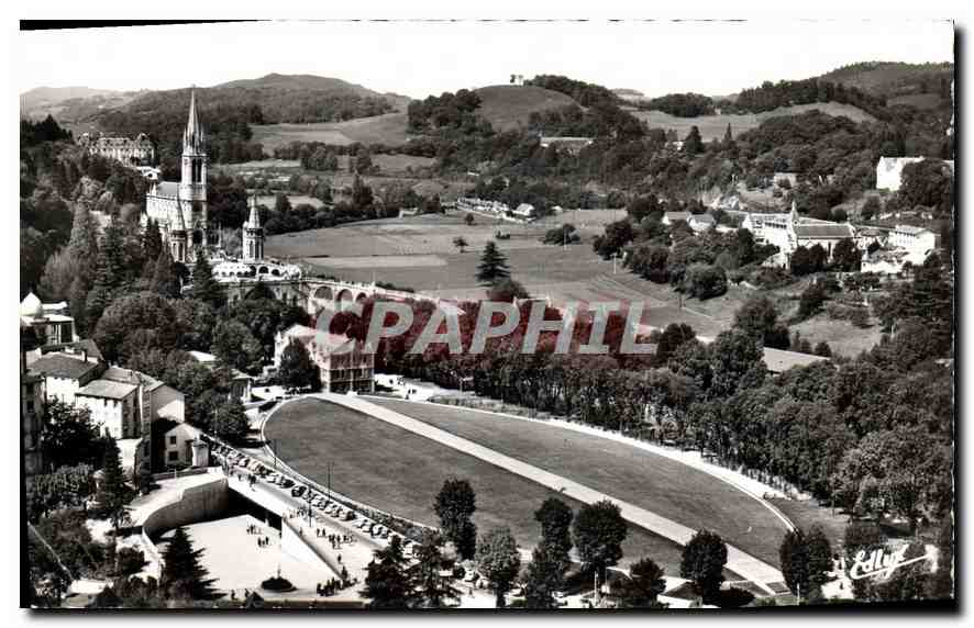 CPA Lourdes La Basilique et la Basilique Souterraine St Pie X 